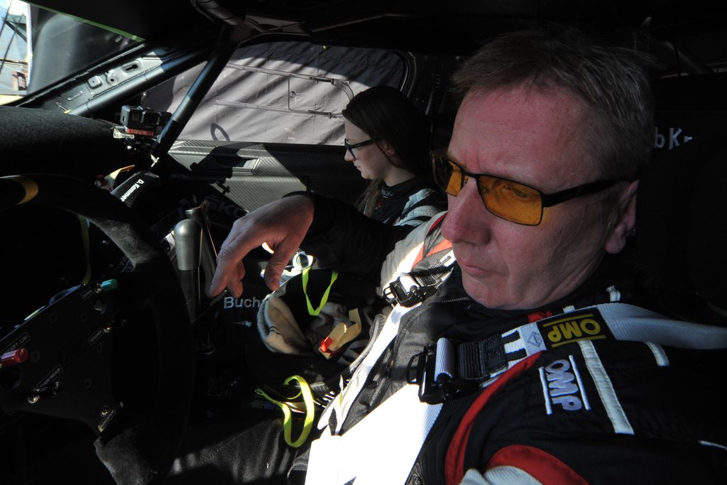 Med pulsen oppe gør Ib Kragh og Ditte Kammersgaard klar til at forlade deres Skoda Fabia R5 efter en heatsejr ved Kongensbro Rally Grand Prix